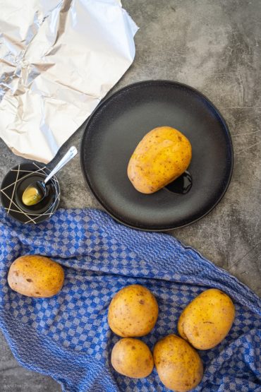 Kartoffeln mit Öl einreiben