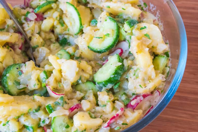 Klassischer Kartoffelsalat in einer Schüssel