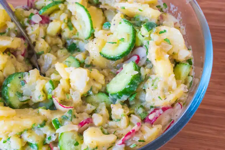 Klassischer Kartoffelsalat in einer Schüssel