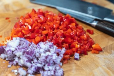 Paprika und rote Zwiebel schneiden