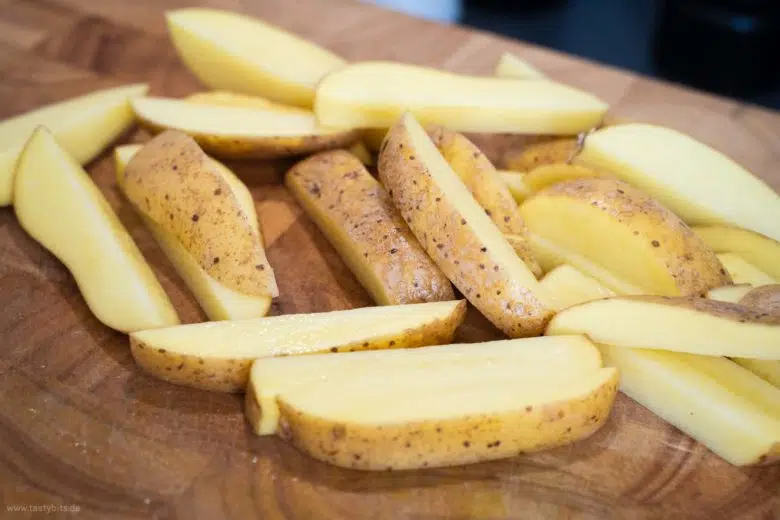 Pommes aus Kartoffeln schneiden