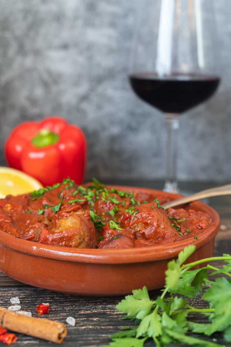 Spanische Albondigas in Tomatensauce