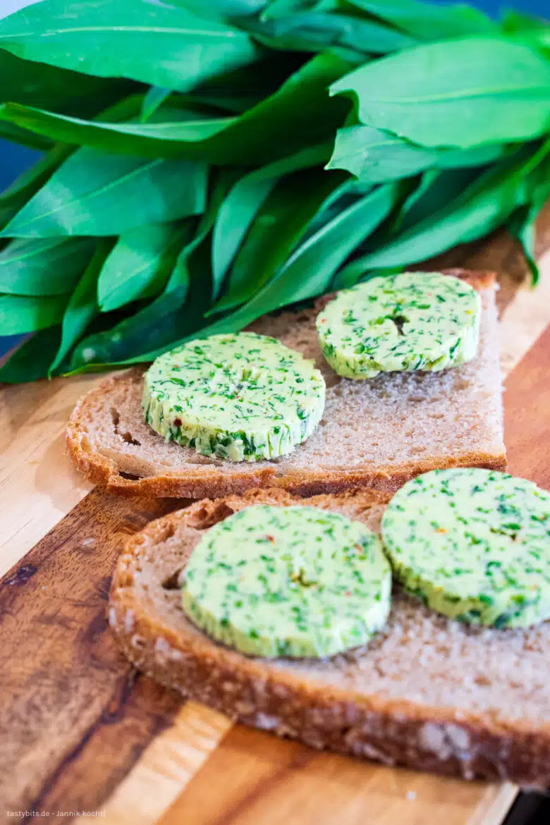 Bärlauchbuttertaler auf frisch gebackenem Brot