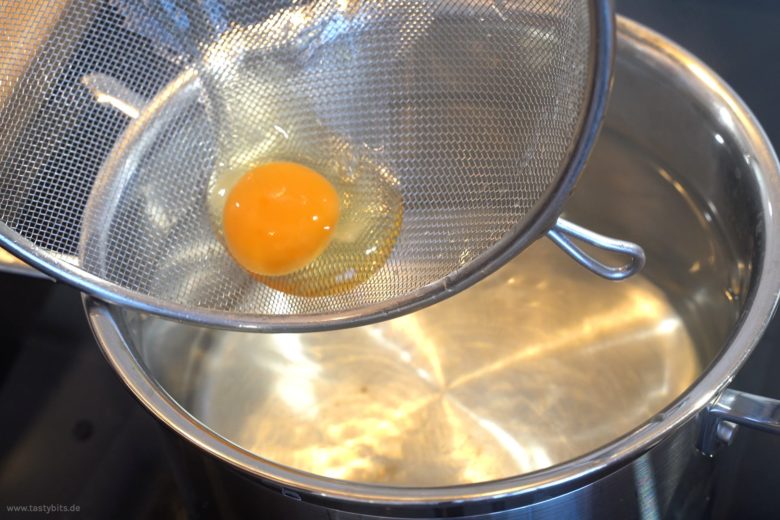 Ei in heißem Wasser pochieren