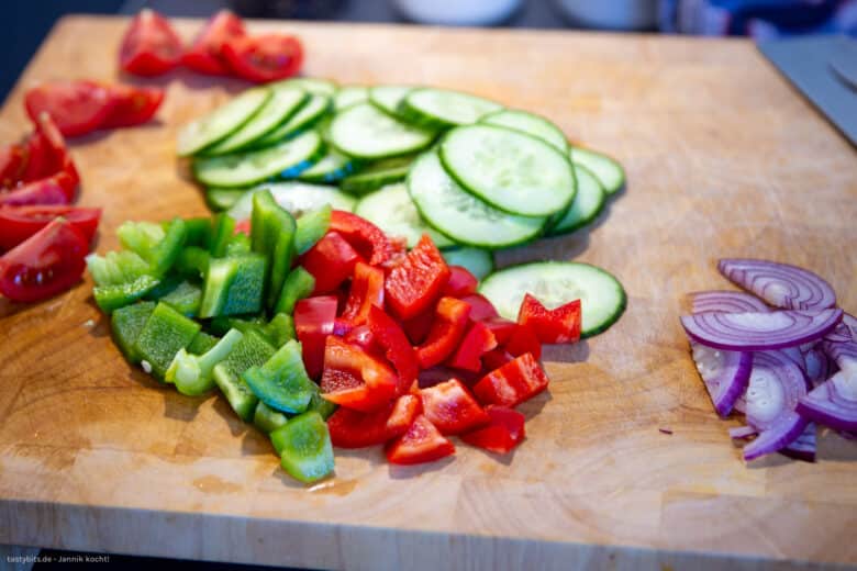 Gemüse für griechischen Salat schneiden
