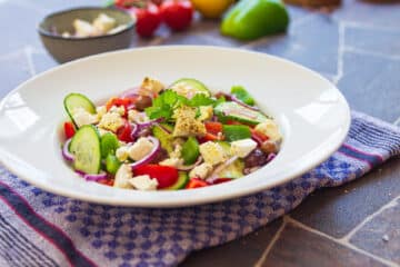 Griechischen Salat anrichten