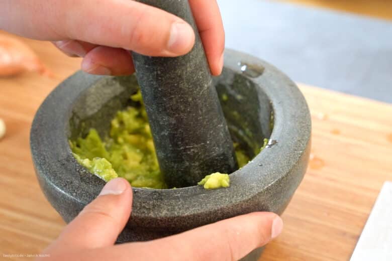 Avocado Fruchtfleisch zerdrücken