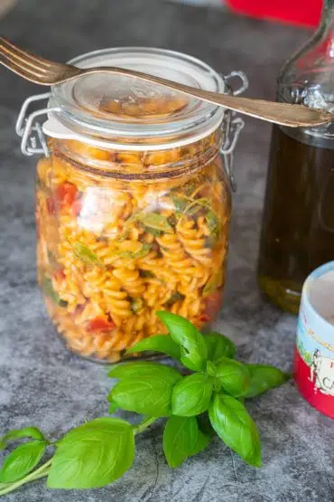 Italienischer Nudelsalat "Caprese" im Glas