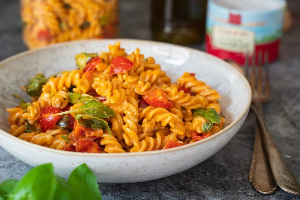 Italienischer Nudelsalat mit rotem Pesto - Rezept | tastybits.de