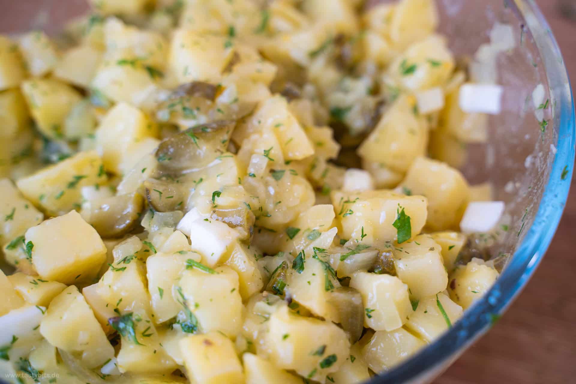 Kartoffelsalat mit Mayonnaise, Gurke &amp; Ei | tastybits.de