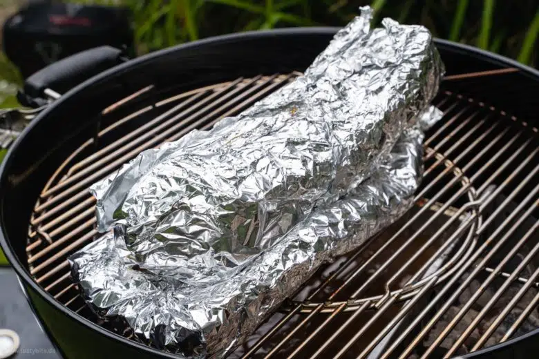 Dann geht es zum Dämpfen für 2 Stunden zurück auf den Grill