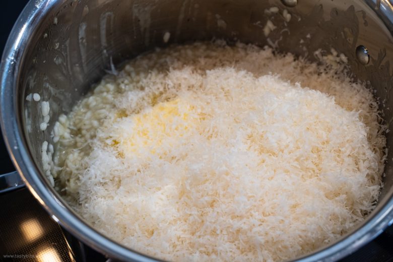 Risotto mit Butter & Parmesan verfeinern