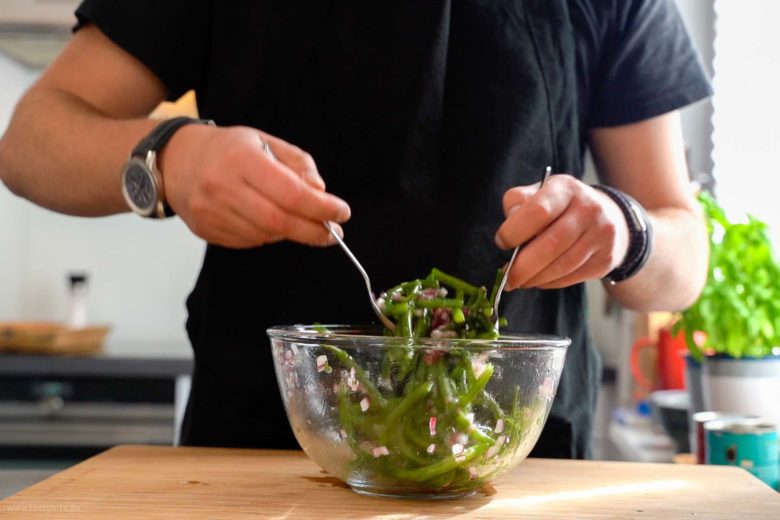 Bohnensalat vermengen