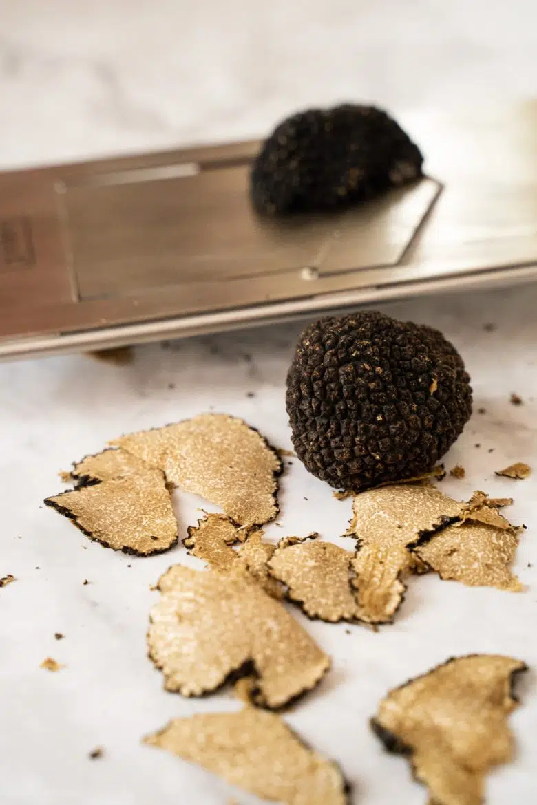 Frische schwarze Trüffel hobeln