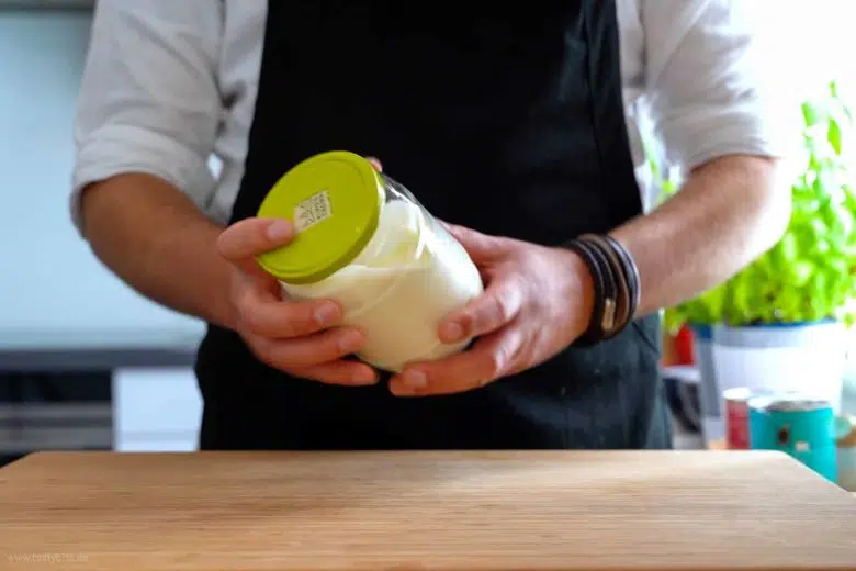 Das Glas wird kräftig geschüttelt