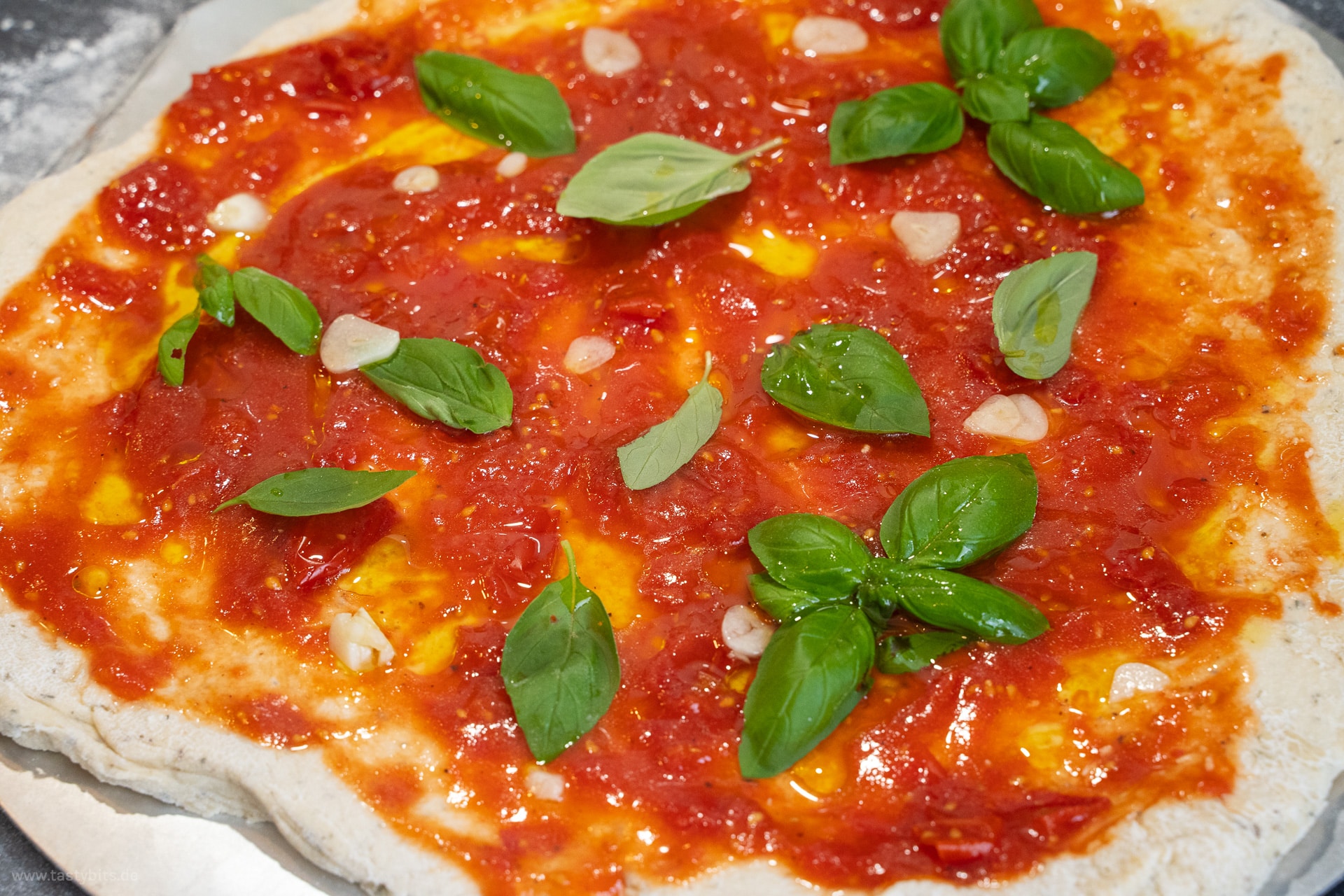 Einfaches Pizzabrot mit Tomaten, Kräutern &amp; Knoblauch | tastybits.de ...