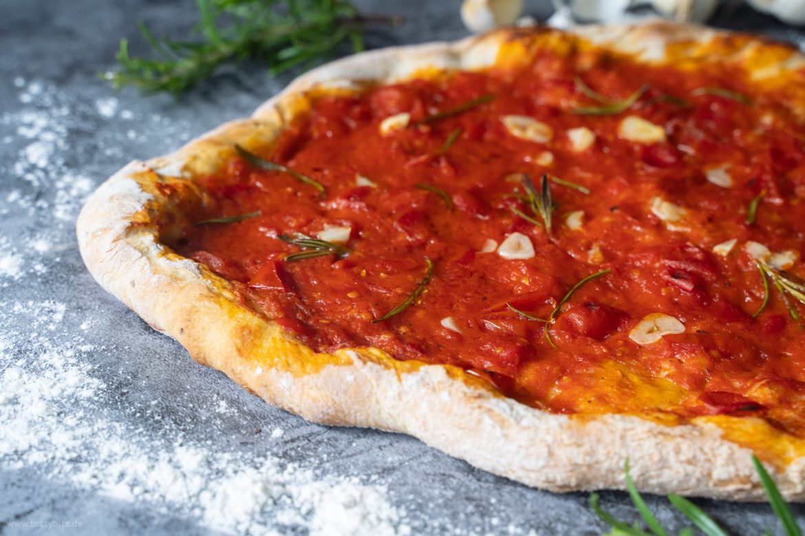 Einfaches Pizzabrot mit Tomaten