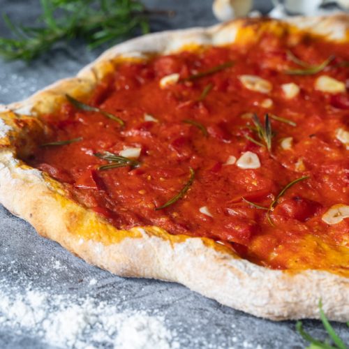 Einfaches Pizzabrot mit Tomaten