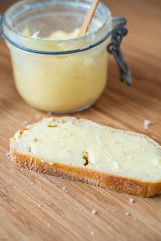 Ein Stück Brot mit selbst gemachter Butter