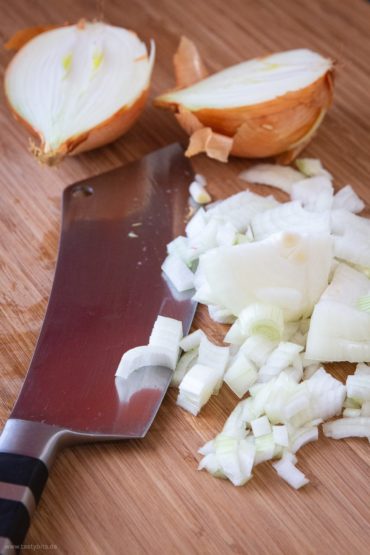 Zwiebeln und Speck schneiden