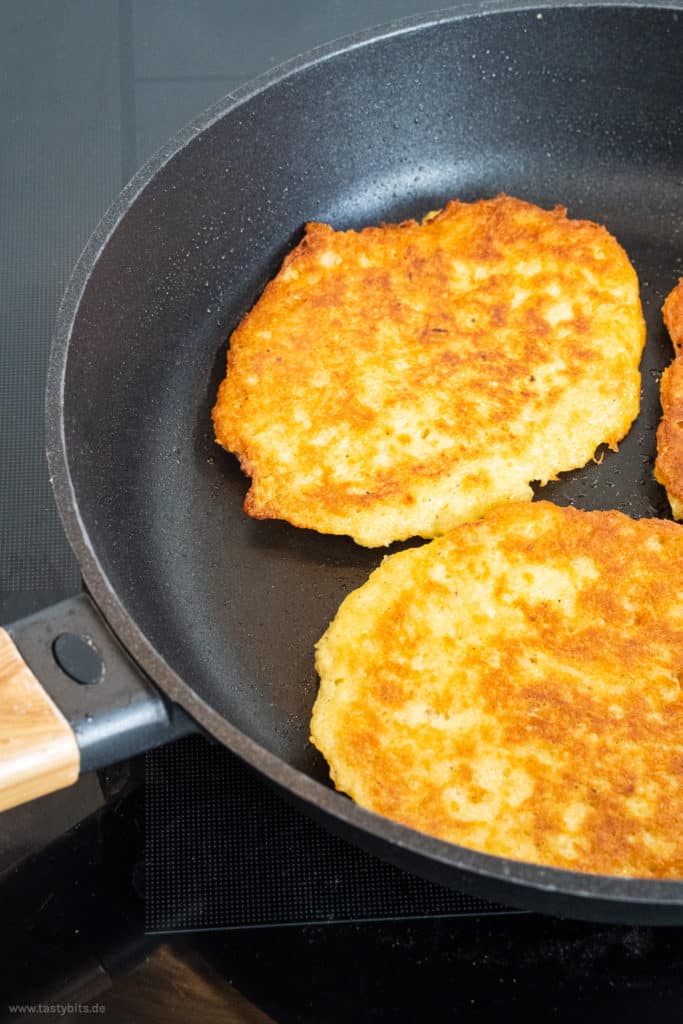 Reibekuchen umdrehen und weiterbraten