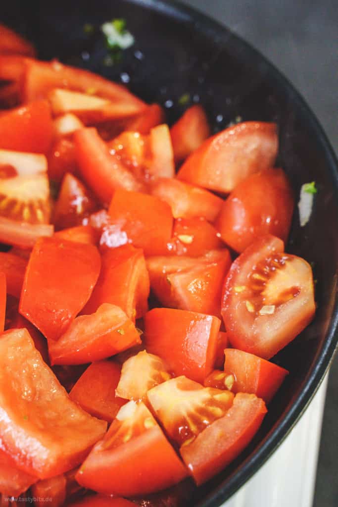Frische Tomaten für israelische Shakshuka andünsten