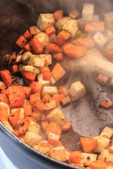 Das Gemüse wird kräftig angebraten, um den Bratensatz zu lösen.