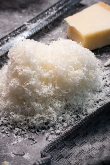 Pecorino reiben