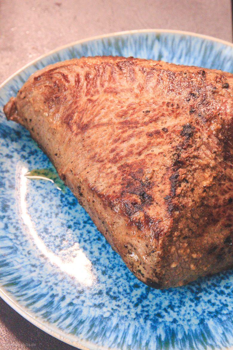 Rinderbraten nach dem Anbraten zur Seite stellen.
