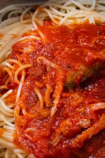 Spaghetti mit Amatriciana Sauce vermengen