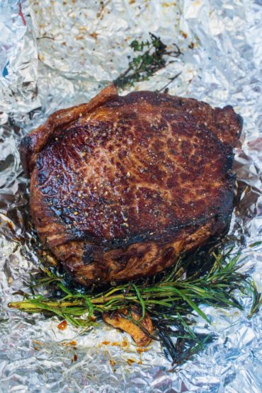 Roastbeef mit Kräutern in Alufolie einpacken