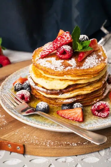 Ein Stapel Pancakes mit Ahornsirup & Früchten