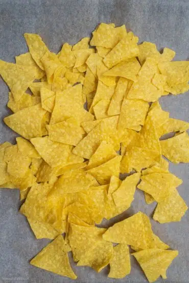 Nachos auf ein Backblech geben