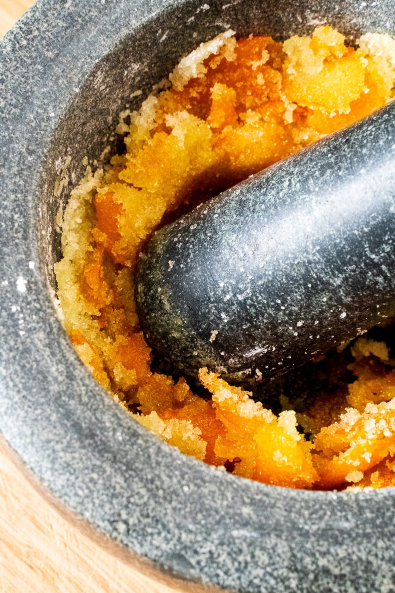 Orangenzucker im Mörser vorbereiten