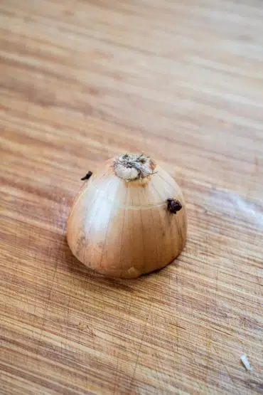 Mit Gewürznelke gespickte Zwiebel