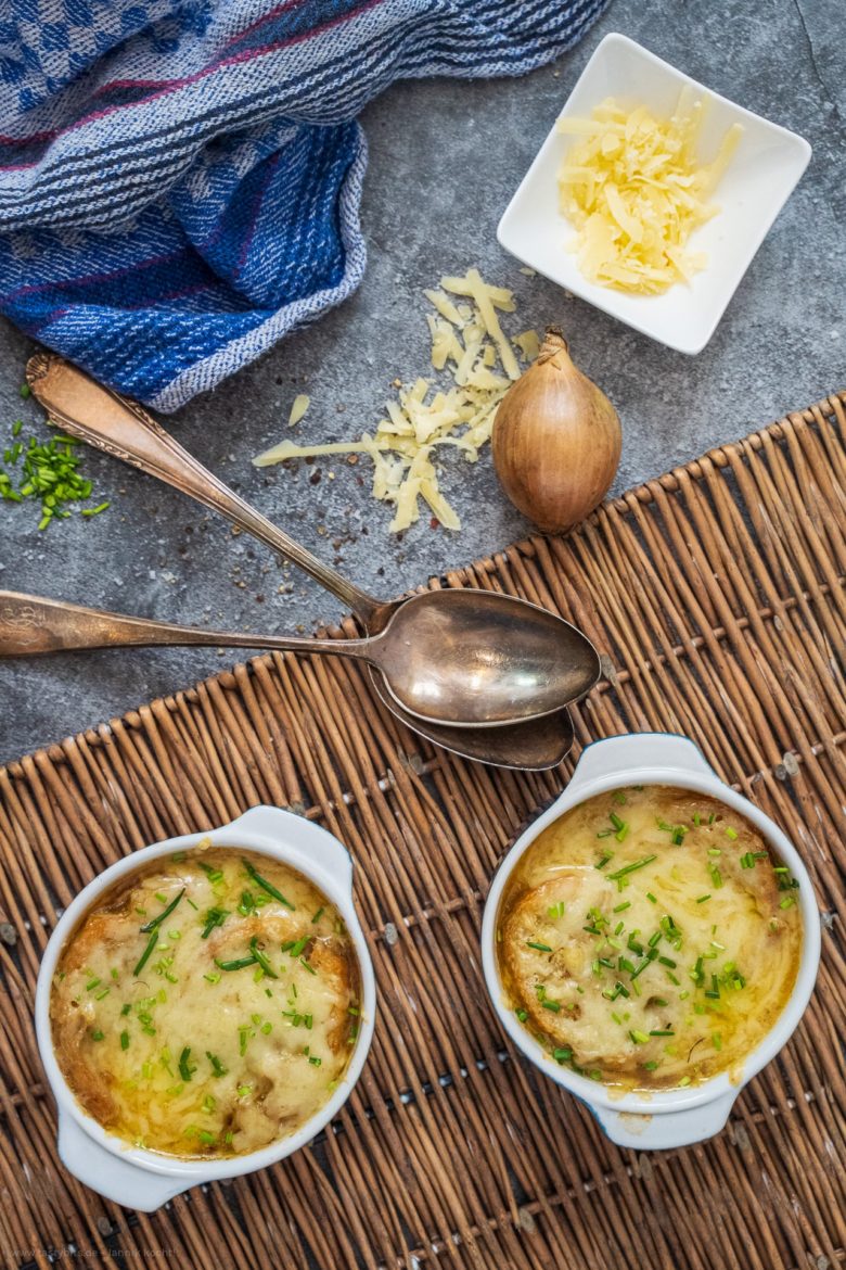 Zwiebelsuppe in ofenfesten Formen