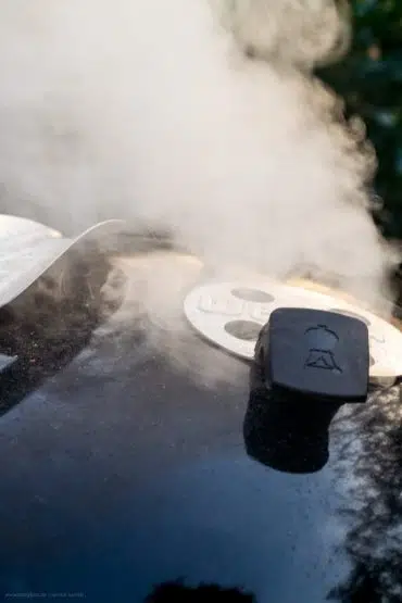 Deckel vom Kugelgrill aufsetzen