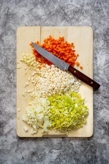 Gemüse für Linsensuppe schneiden