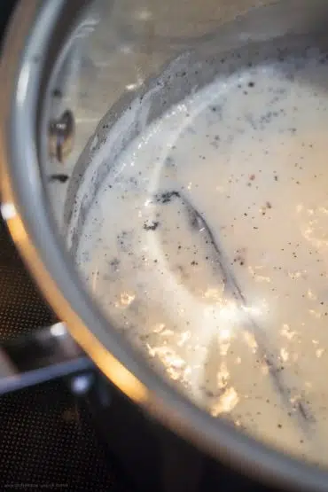 Milch mit Vanille aromatisieren