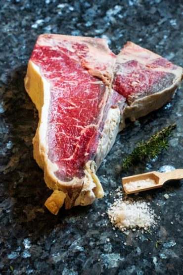 Rohes T-Bone Steak mit Salz