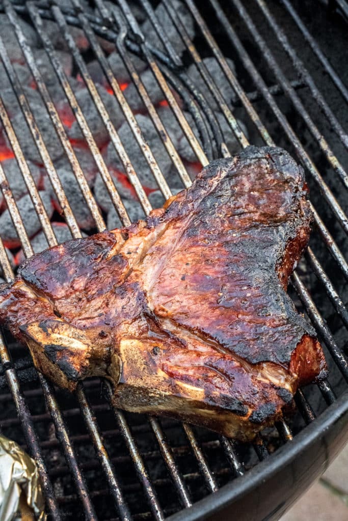 Steak auf der indirekten Zone ruhen lassen