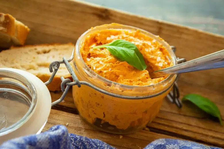 Tomatenbutter abschmecken
