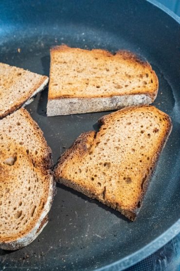Brotscheiben in einer Pfanne anrösten