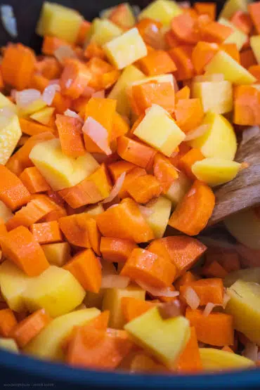 Gemüse für Karottensuppe andünsten