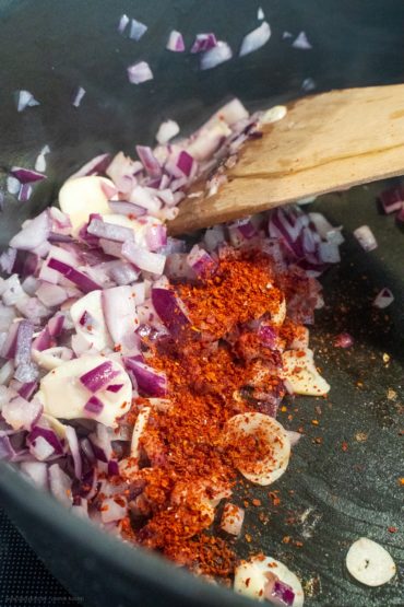 Knoblauch, Chili und Zwiebel andünsten