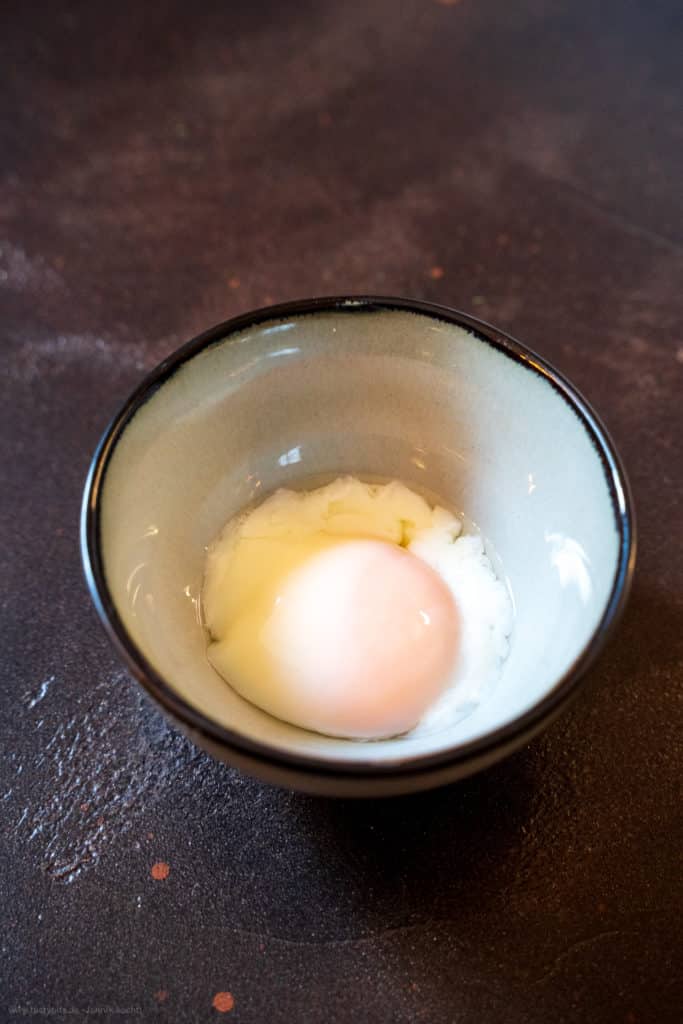 Onsen-Ei in einer Schale