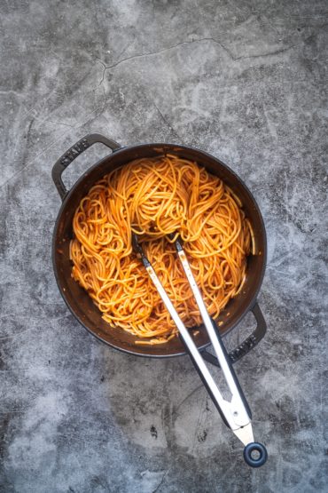 Spaghetti mit Tomatensauce vermengen