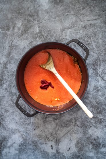 Mit Tomatenmark und passierten Tomaten auffüllen.