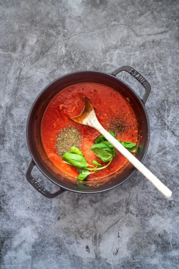Italienische Tomatensauce mit Kräutern abschmecken