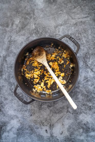 Zwiebeln, Knoblauch und Chili andünsten